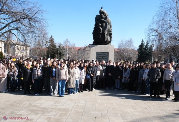 Prima excursie din Decada „Memoriei și Recunoștinței”: 160 de elevi au descoperit la Chișinău istoria deportărilor și represiunilor sovietice