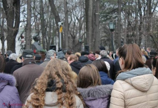REPORTAJ FOTO // Rând la bustul lui Mihai Eminescu, de ziua lui