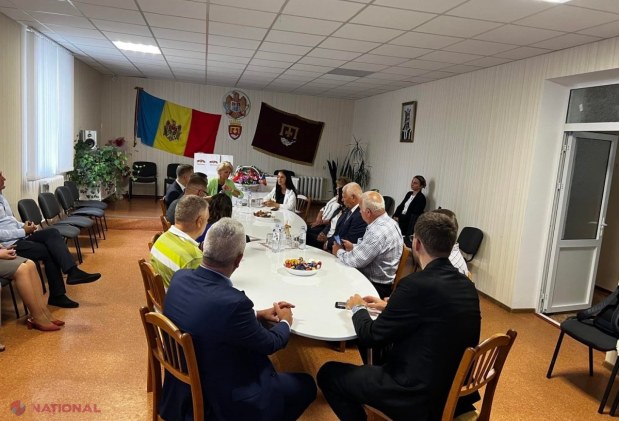 FOTO // Președinta SENATULUI României, în vizită la Gimnaziul „Alexandrina Rusu” din Dănceni, raionul Ialoveni. Elevii au primit de la Alina Gorghiu și Adrian Dupu „Cutia Școlarului” cu toate cele necesare începerii anului școlar
