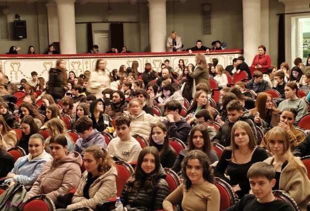Decada „Memoriei și Recunoștinței”: mii de elevi din toată țara descoperă istoria recentă prin lecții, excursii și teatru