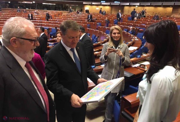FOTO // Președintele Iohannis a primit un CADOU la Strasbourg de la un DEPUTAT de la Chișinău