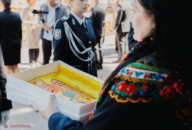 MEC a înmânat 330 de drapele liceelor din țară, de Ziua Drapelului, în Piața Marii Adunări Naționale
