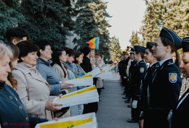 MEC a înmânat 330 de drapele liceelor din țară, de Ziua Drapelului, în Piața Marii Adunări Naționale