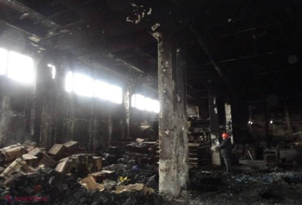 Cele două etaje ale clădirii de pe str. Uzinelor, care au fost afectate de incendiu, vor fi DEMOLATE. Există PORICOLUL ca panourile exterioare să se PRĂBUȘEASCĂ