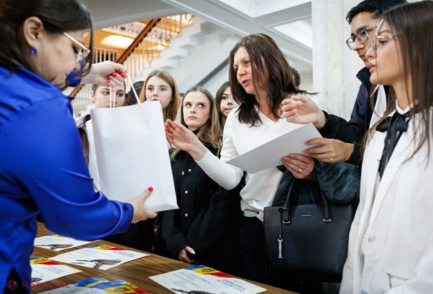 Elevii din toată țara premiați de MEC pentru promovarea memoriei istorice și a valorilor europene printr-un concurs video
