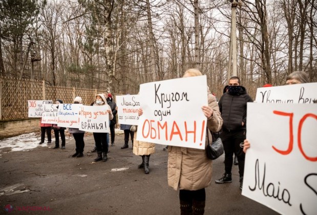 FOTO // Flash-mob la vila PREZIDENȚIALĂ de la Condrița. Partidul „ȘOR”: „Am venit să-i dăm Maiei Sandu macaroanele pe care ni le pune în fiecare zi pe urechi”