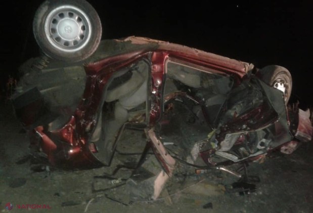 ACCIDENT // Viteza excesivă a mai luat viața unui tânăr din R. Moldova, iar alți trei au ajuns în stare gravă la spital: Din mașină a rămas un morman de fiare 