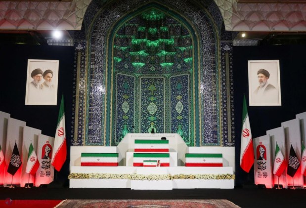 Sicriul liderului iranian Ali Khamenei, ucis într-un atac israeliano-american, expus la Teheran în cadrul funeraliilor naționale