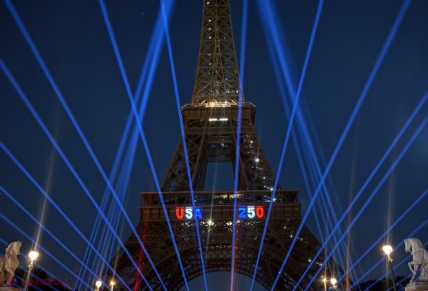Panică la Paris: bărbat reținut după ce a urcat pe Turnul Eiffel și a arborat un steag american