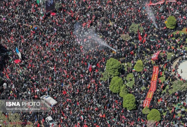 Cortegiul funerar cu sicriul lui Ali Khamenei, întâmpinat la Mashhad de mulțimi îndoliate și bannere cu amenințări la adresa lui Donald Trump