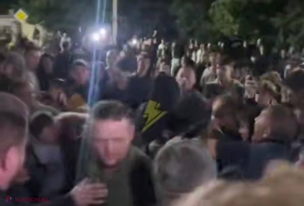 Liov, în fierbere: localnicii se revoltă împotriva ofițerilor de recrutare și le răstoarnă mașina în plină stradă