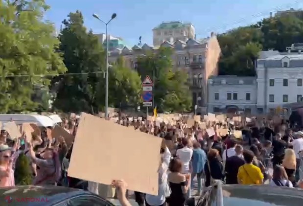 Proteste în Ucraina după demiterea ministrului apărării Mihailo Fedorov: mii de oameni îi cer lui Zelenski să-l menţină în funcţie