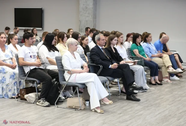Mentorii liceeni ai campaniei „Matematica de la egal la egal”, premiați la Chișinău pentru sprijinul acordat elevilor de clasa a IX-a