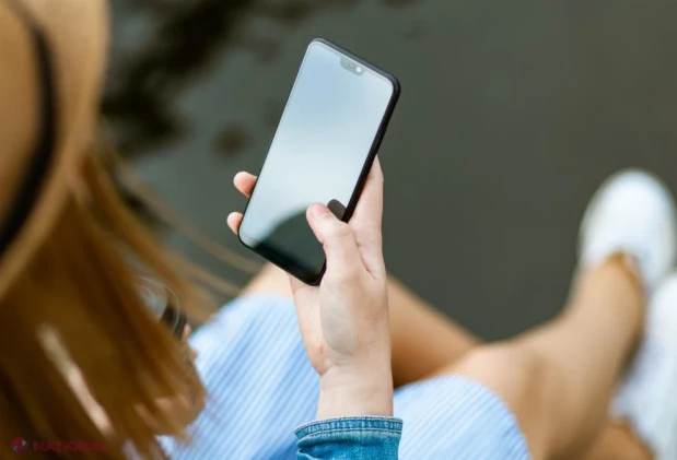 Franța interzice accesul minorilor sub 15 ani la rețelele de socializare și pregătește interdicția telefoanelor mobile în licee