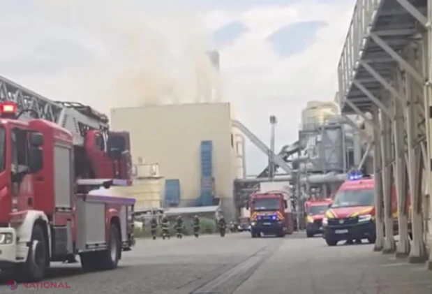 Incendiu devastator la fabrica de prelucrare a lemnului din Brașov: peste 100 de pompieri în luptă cu flăcările după două explozii și riscul unei noi deflagrații