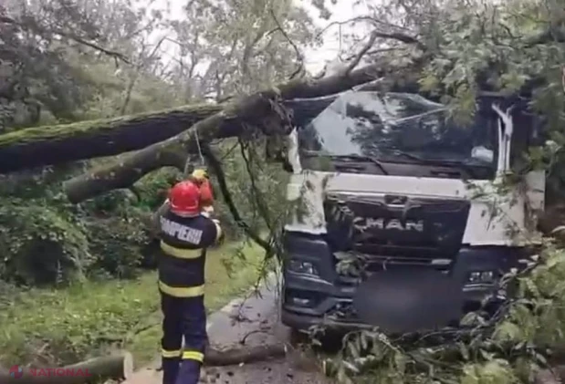 Ploile torențiale au inundat peste o sută de locuințe în șase județe și în București. Zeci de persoane evacuate și pagube în gospodării și firme