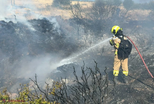Pompierii moldoveni detașați în Grecia au stins un incendiu de vegetație lângă localitatea Derveni