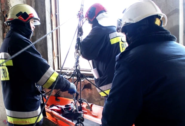 Tânără de 21 de ani, salvată de pompieri după ce a căzut de la etajul patru al unui bloc din Ceadâr-Lunga