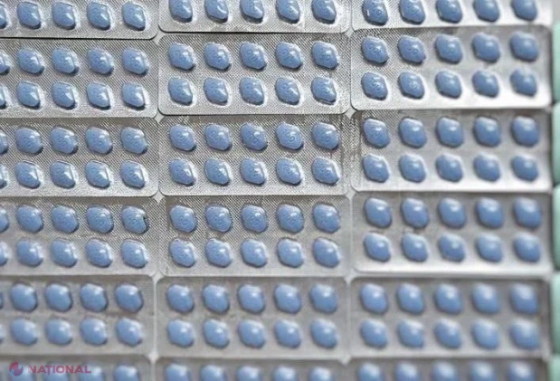 Preparate farmaceutice ascunse în colet de haine, depistate în tranzit pe Aeroportul Chișinău
