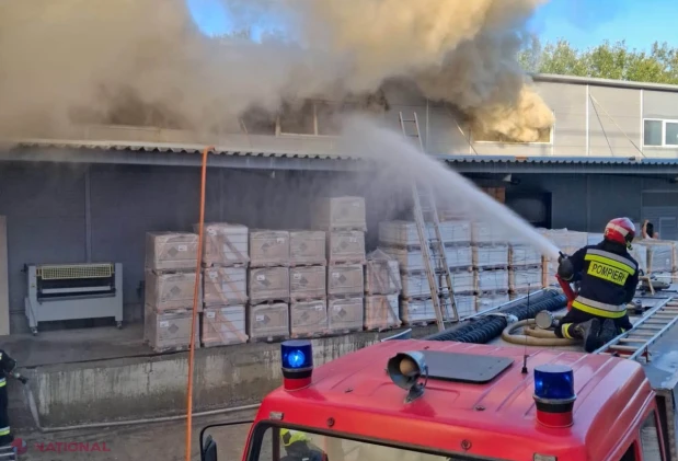 Incendiu de proporții la un depozit de materiale de construcție din Chișinău: pompierii intervin cu nivel sporit de răspuns