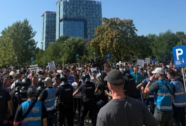 Protest tensionat la ANSVSA: oierii forțează gardurile, jandarmii intervin cu gaze lacrimogene