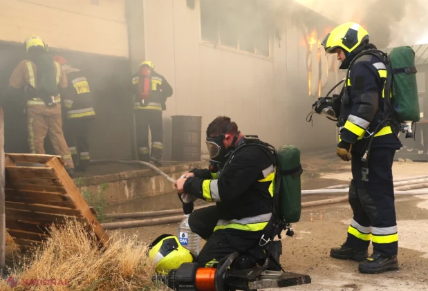 Incendiul de la depozitul de materiale de construcții de pe strada Uzinelor 90/E, stins complet după o noapte de intervenții în forță