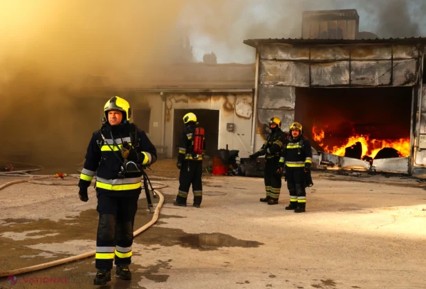 Incendiul de la depozitul de materiale de construcții de pe strada Uzinelor 90/E, stins complet după o noapte de intervenții în forță
