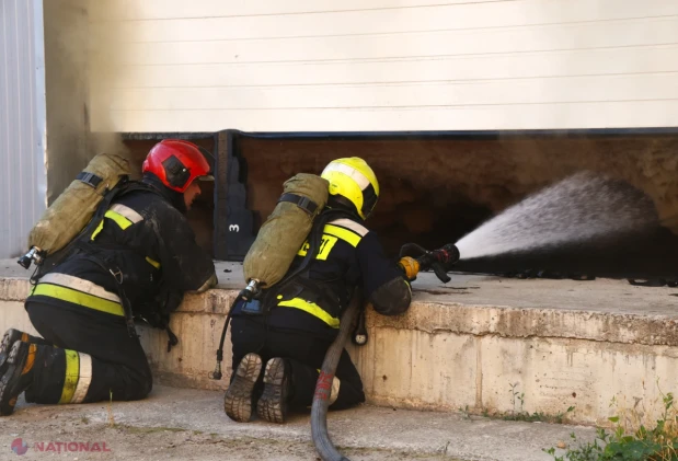 Incendiul de la depozitul de materiale de construcții de pe strada Uzinelor 90/E, stins complet după o noapte de intervenții în forță