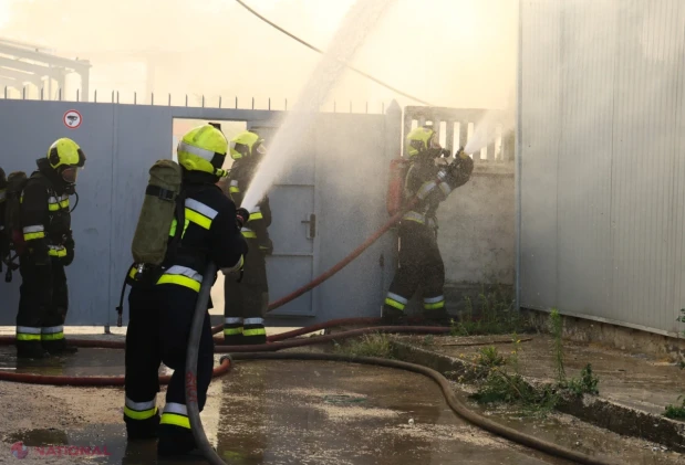 Incendiul de la depozitul de materiale de construcții de pe strada Uzinelor 90/E, stins complet după o noapte de intervenții în forță