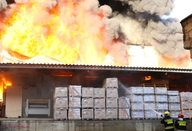 Incendiul de la depozitul de materiale de construcții de pe strada Uzinelor 90/E, stins complet după o noapte de intervenții în forță
