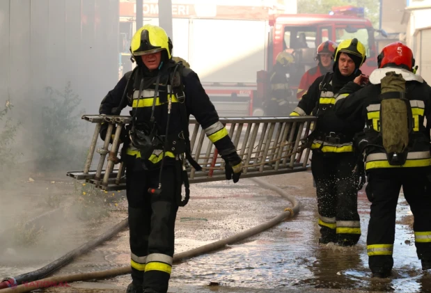 Incendiul de la depozitul de materiale de construcții de pe strada Uzinelor 90/E, stins complet după o noapte de intervenții în forță