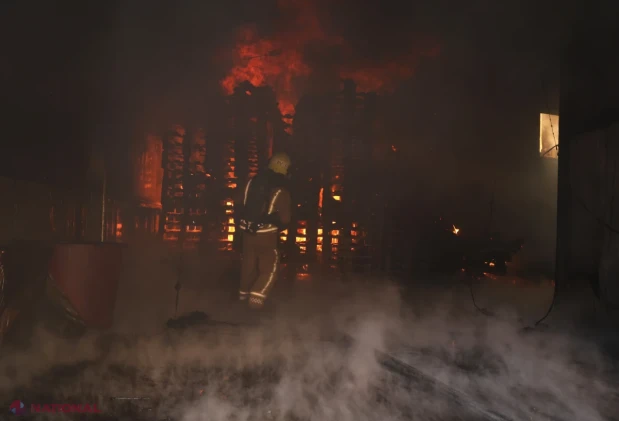 Incendiul de la depozitul de materiale de construcții de pe strada Uzinelor 90/E, stins complet după o noapte de intervenții în forță