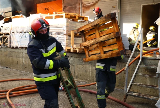 Incendiul de la depozitul de materiale de construcții de pe strada Uzinelor 90/E, stins complet după o noapte de intervenții în forță