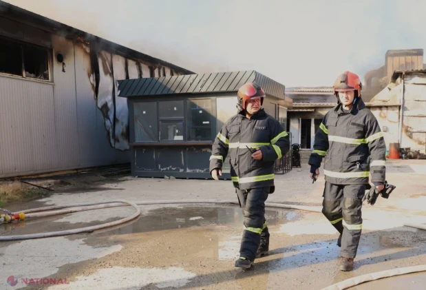 Incendiul de la depozitul de materiale de construcții de pe strada Uzinelor 90/E, stins complet după o noapte de intervenții în forță