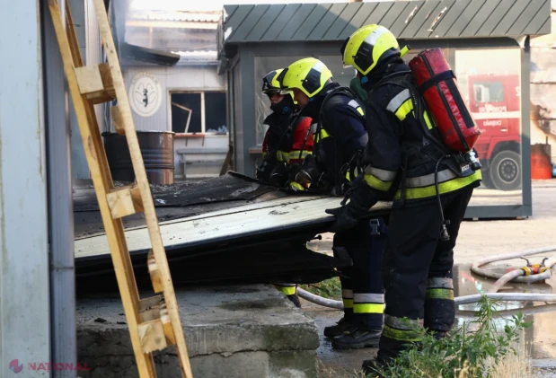 Incendiul de la depozitul de materiale de construcții de pe strada Uzinelor 90/E, stins complet după o noapte de intervenții în forță