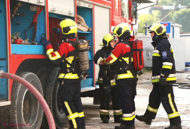 Incendiul de la depozitul de materiale de construcții de pe strada Uzinelor 90/E, stins complet după o noapte de intervenții în forță