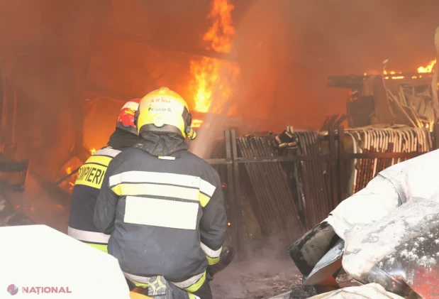 Incendiul de la depozitul de materiale de construcții de pe strada Uzinelor 90/E, stins complet după o noapte de intervenții în forță