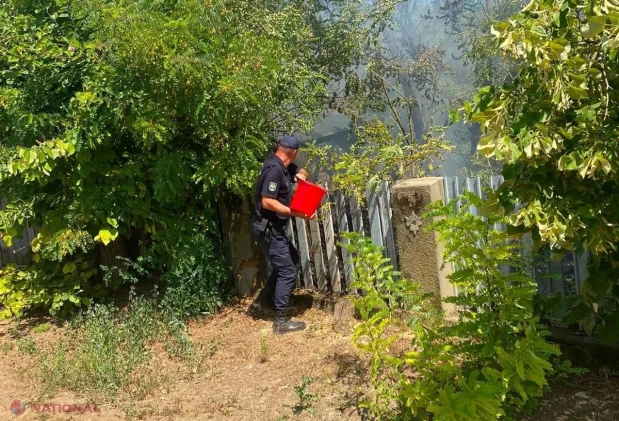Polițiștii de frontieră de la Căplani, în prima linie la stingerea unui incendiu care amenința casele din sat