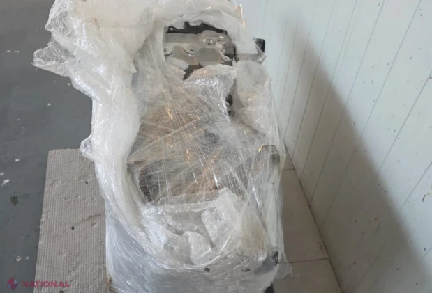 Tutun ascuns pe sub haine și motor auto nedeclarat, descoperite de vameși la Otaci și Palanca