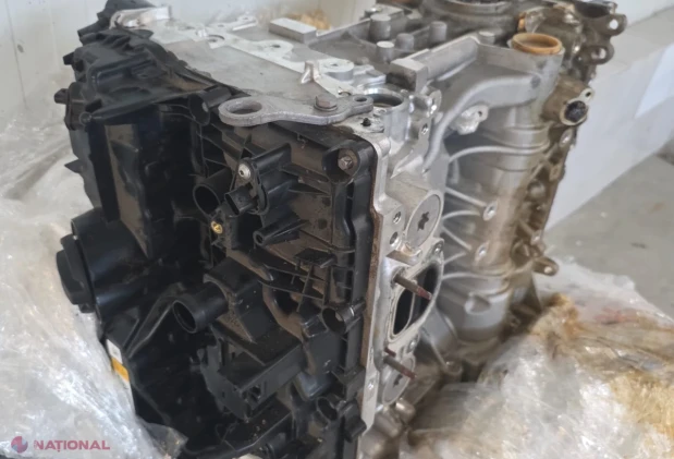 Tutun ascuns pe sub haine și motor auto nedeclarat, descoperite de vameși la Otaci și Palanca