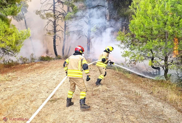 Pompierii moldoveni, în linia întâi alături de autoritățile elene la stingerea incendiului forestier din Kassandra, Grecia