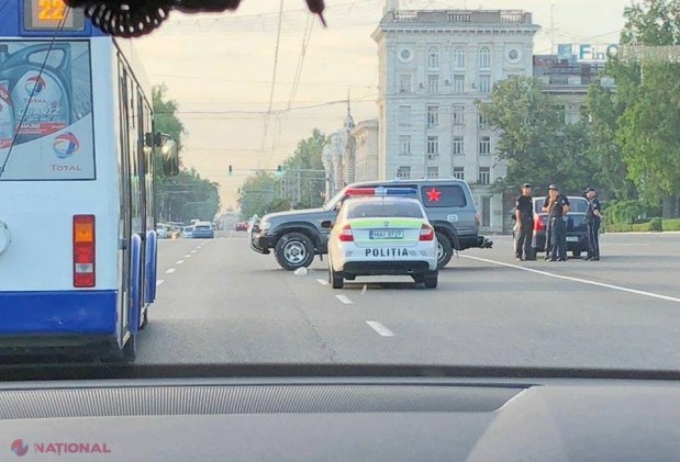 EXCLUSIV, FOTO // Unul dintre șoferii care a protestat împotriva scumpirii carburanților a BLOCAT două benzi ale bd. Ștefan cel Mare. Anterior a intrat cu mașina în șediul Direcției Arhitectură