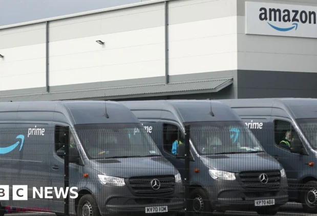 Urmărire nebună cu o dubă Amazon furată, la 160 km/h, prin trei orașe britanice: șofer de 25 de ani, arestat după ce a lovit mașini și mobilier stradal