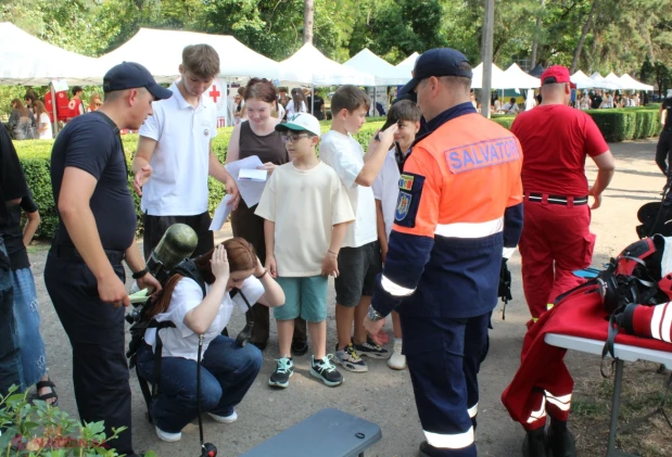 Salvatorii IGSU au învățat tinerii din Bălți cum să fie în siguranță la Festivalul Zilei Internaționale a Tineretului