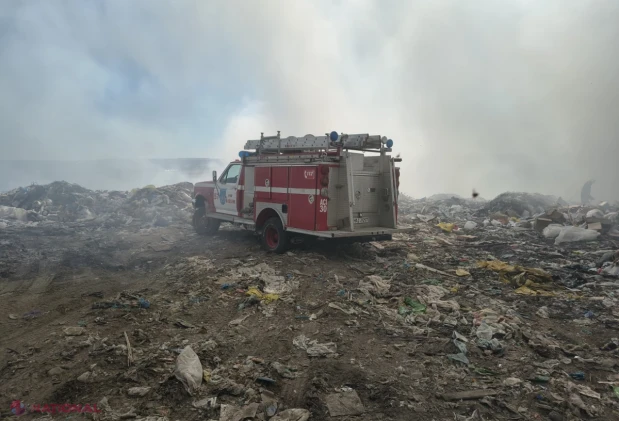 Incendiu de proporții la gunoiștea orășenească din Orhei: pompierii IGSU intervin pe parcursul nopții și dimineții