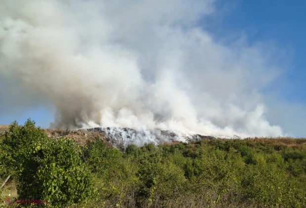 Incendiu de proporții la gunoiștea orășenească din Orhei: pompierii IGSU intervin pe parcursul nopții și dimineții