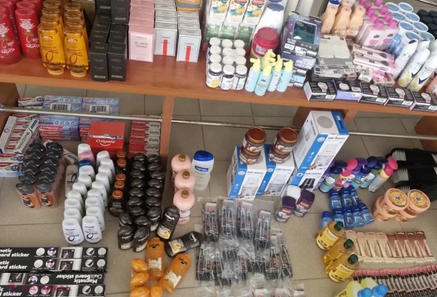Lot comercial de mărfuri nedeclarate, descoperit în microbuz venit din Franța la vama Lipcani