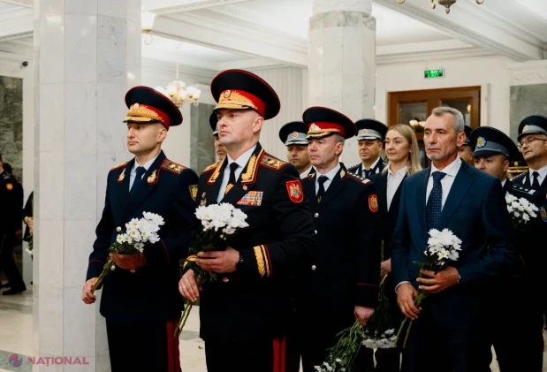 Polițiștii de frontieră au depus flori și au adus omagii de Ziua Independenței Republicii Moldova