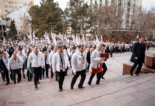 FOTO, DOC // Partidul „ȘOR” a depus actele pentru înscrierea în cursa electorală. Ilan Șor, în fața mulțimii: „Deschidem o pagină nouă în istoria politică din Moldova”