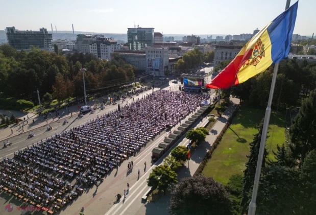 Mii de oameni, împreună pentru Marea Dictare Națională de Ziua Limbii Române în Republica Moldova